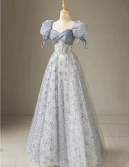 Sød blomstertrykt lang prom kjole en linje puffærmer blå festkjole