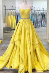 Rochie de bal galbenă O rochie de seară lungă de petrecere a liniei cu mărgele