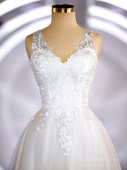 Wedding Dresses Romantic, A-Line/Princess V-neck Court Train Tulle Wedding Dresses with Appliques Lace