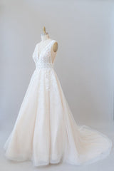 Wedding Dresses 2024 Trend New, Elegant Long A-line V-neck Appliques Lace Tulle Backless Wedding Dress
